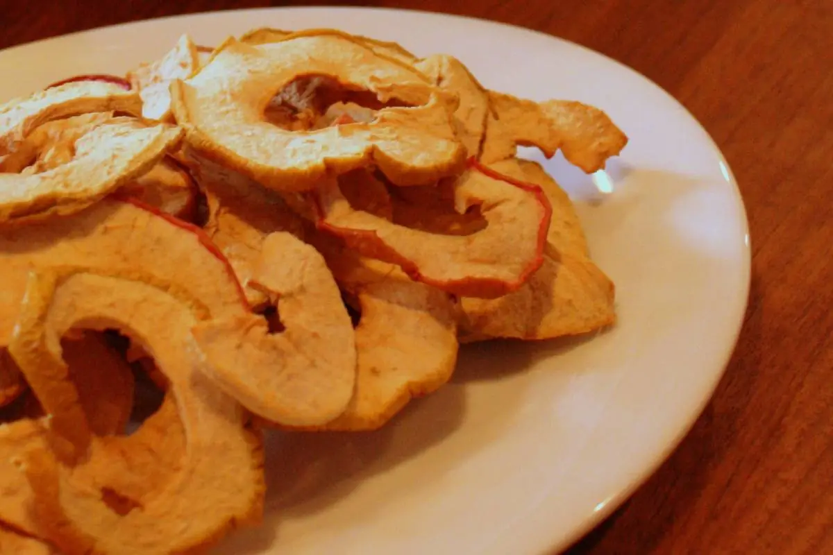 piatto di mele essiccate