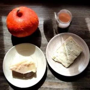 tavolo con formaggi e vasetto di confettura