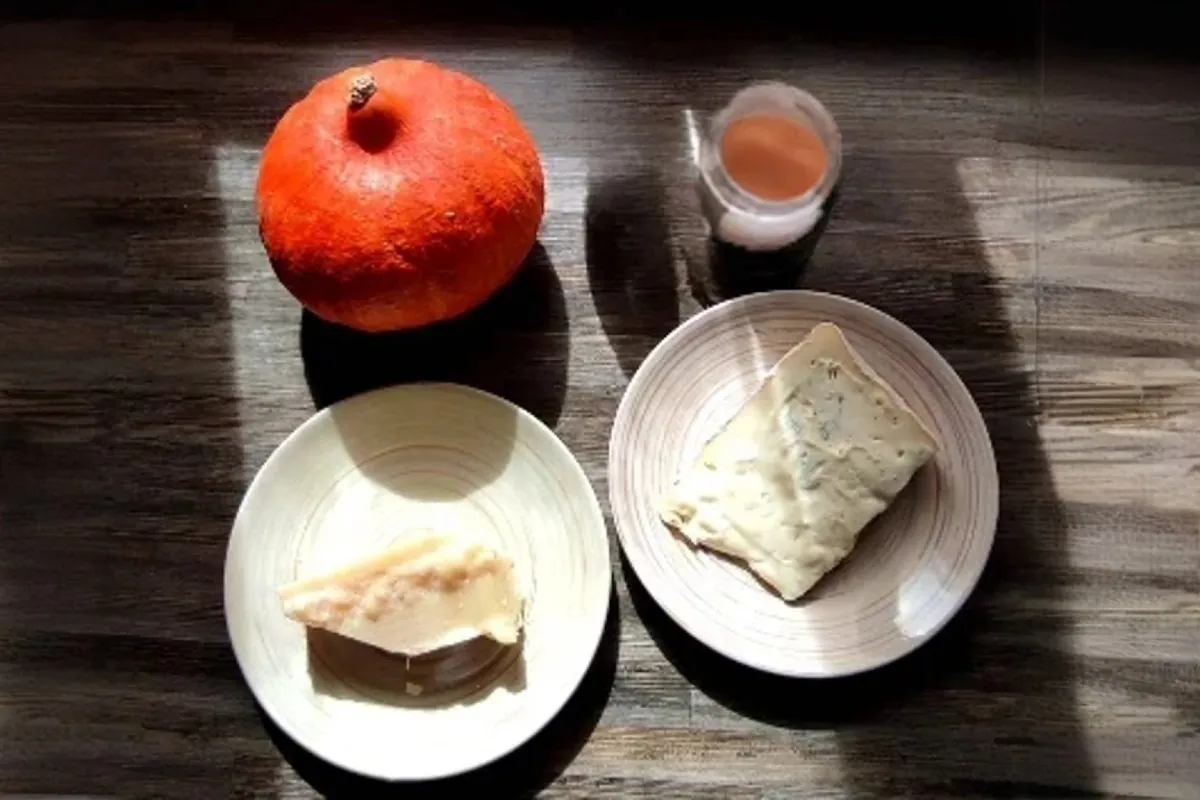 tavolo con formaggi e vasetto di confettura