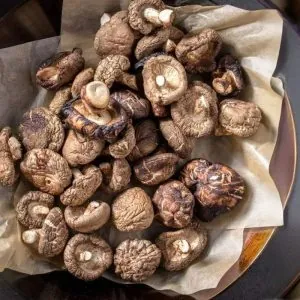 cesto di funghi shiitake