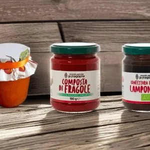 vasetti di marmellata confettura e composta di frutta