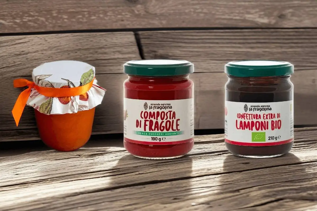 vasetti di marmellata confettura e composta di frutta